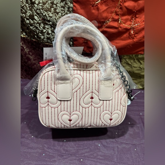Betsey Johnson Heart Patterned Cream Bag with Bag Charm 🩷🩷 - Picture 3 of 7